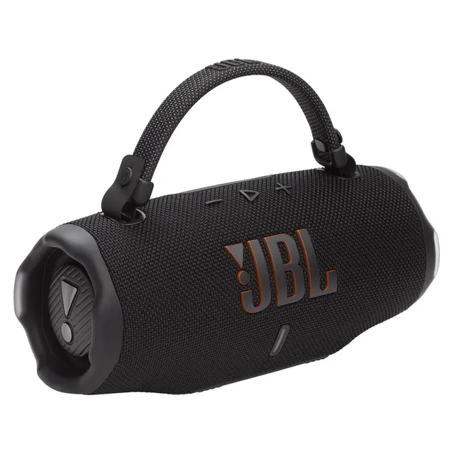JBL Charge 6 preta em vista frontal inclinada, com alça removível e botões superiores.